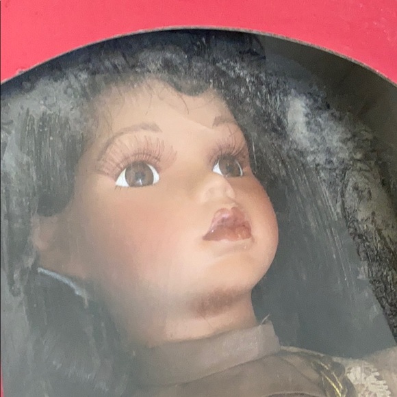 Isabella 2002 Limited Edition Porcelain Doll - Picture 3 of 3